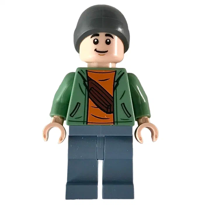 Minifigurine LEGO de la collection Jurassic World, portant un bonnet gris, une veste verte avec sac à dos marron et des pantalons bleus.