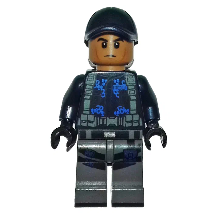 Minifigurine de soldat ACU avec un casque bleu foncé et une veste noire ornée de motifs bleus.