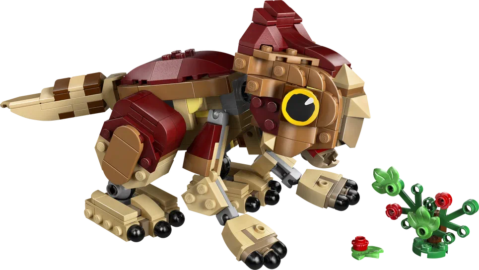 Un dinosaure mécanique LEGO de couleur marron et rouge avec des fleurs vertes à côté.