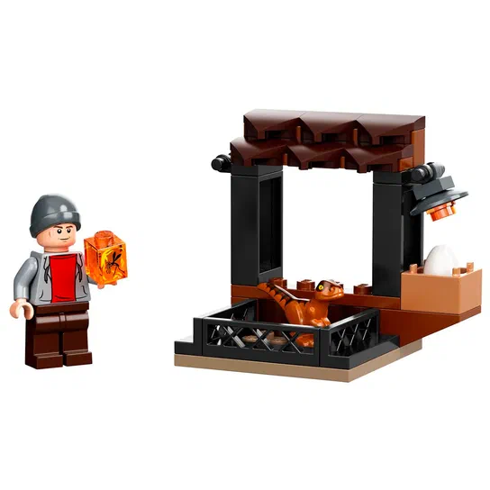 Ensemble de construction LEGO Jurassic World avec un minifigurine tenant une boîte orange et un dinosaure dans une cage.