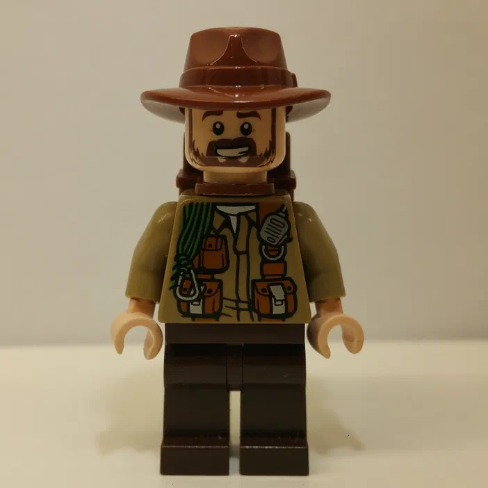 Minifigurine LEGO Sinjin Prescott de Jurassic World, portant un chapeau marron et une veste beige avec des poches.
