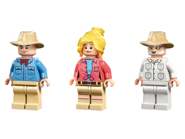 Trois figurines LEGO de Jurassic World : un homme en chemise bleue et chapeau, une femme blonde en veste rose, et un vieil homme barbu en blouse blanche.