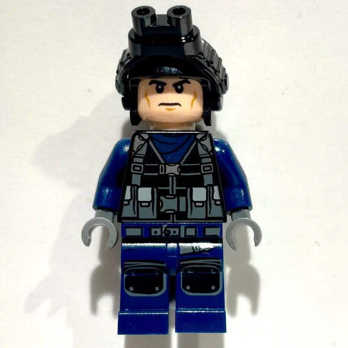 Minion de LEGO en tenue bleue avec un casque noir et des lunettes de vision nocturne