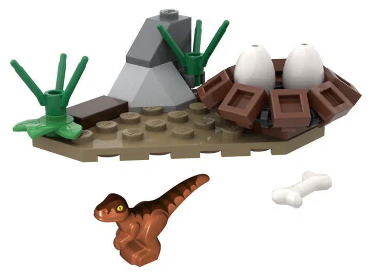 Un bébé raptor LEGO brun avec des yeux jaunes se tient devant un nid contenant deux œufs blancs et une osse blanche sur une base marron.