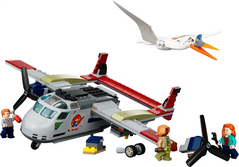 Un avion de transport LEGO gris et rouge avec des hélices, accompagné d'un dinosaure blanc en vol au-dessus. Trois personnages minifigurines sont présents : un homme tenant une bombe rouge à gauche, une femme blonde portant un sac vert au centre-droit, et une autre femme aux cheveux roux près d'une hélice démontée.
