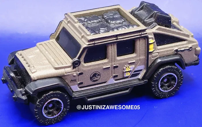 Puce Matchbox Jeep Gladiator de la série Jurassic World Dominion avec des détails dorés et gris foncé.