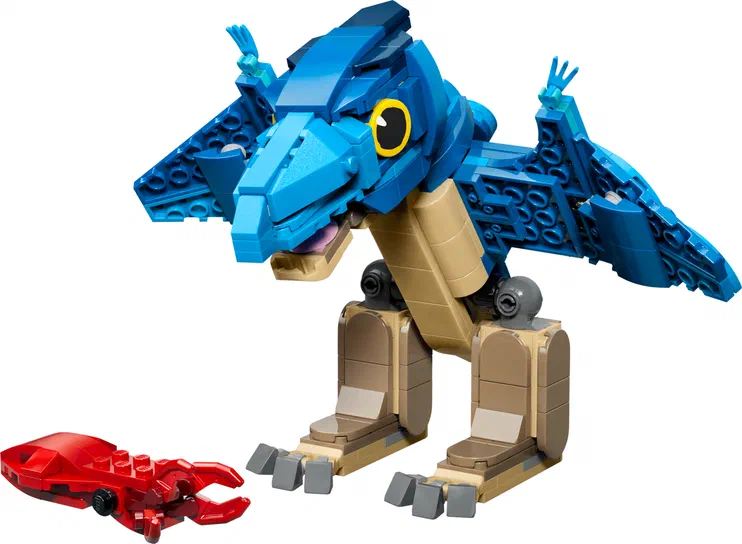 Un dinosaure Pteranodon en jouet LEGO bleu et beige avec des ailes déployées, accompagné d'une griffe rouge au premier plan.
