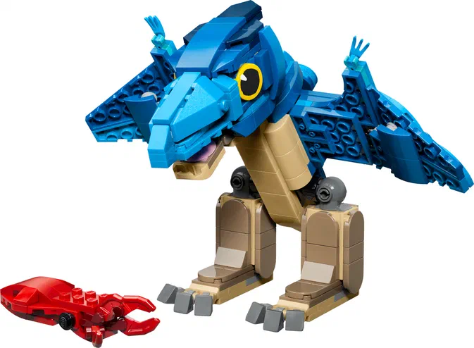 Un dinosaure Pteranodon en jouet LEGO bleu et beige avec des ailes déployées, accompagné d'une griffe rouge au premier plan.