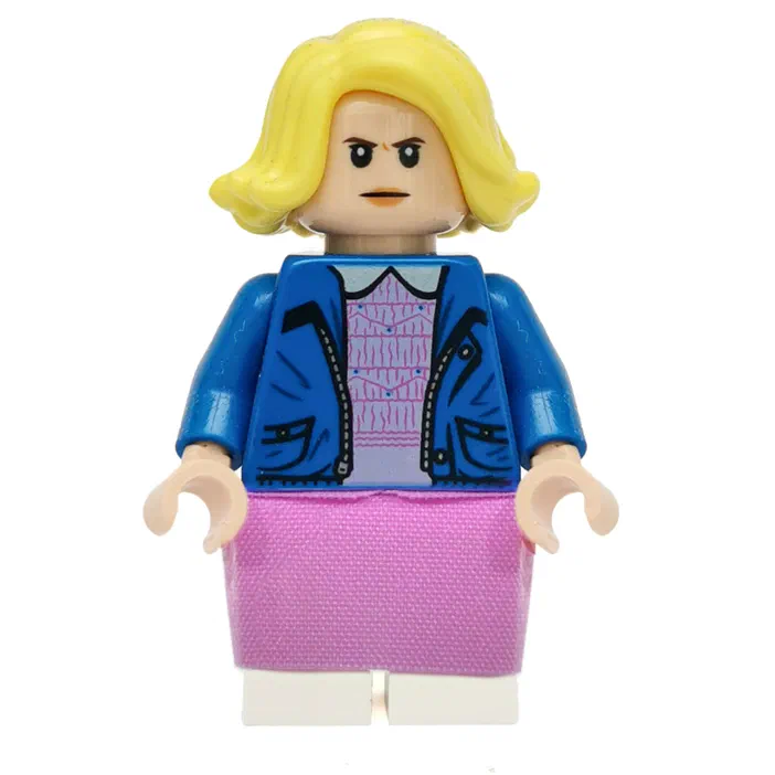 Minifigurine LEGO de la série Stranger Things représentant Joyce Byers avec des cheveux blonds bouclés, une veste bleue et un haut rose.