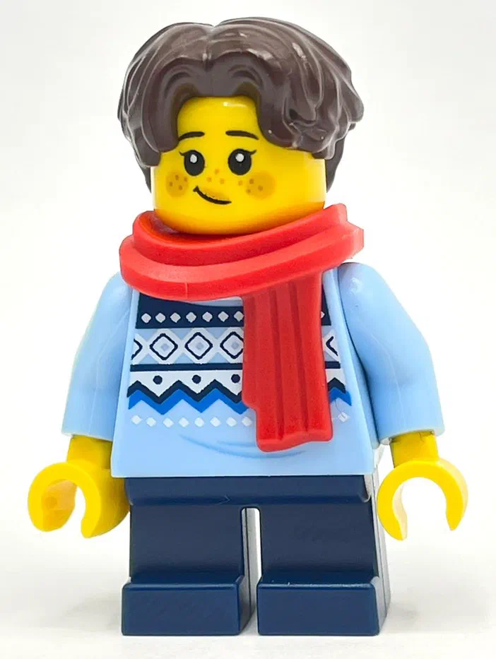 Minifigurine LEGO avec une écharpe rouge et un pull bleu à motifs.