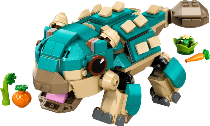Un dinosaure en jouet LEGO de couleur turquoise et beige, avec des accessoires comme une carotte et un pot.