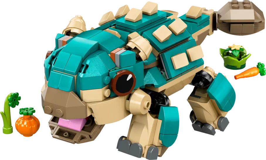 Un dinosaure en jouet LEGO de couleur turquoise et beige, avec des accessoires comme une carotte et un pot.