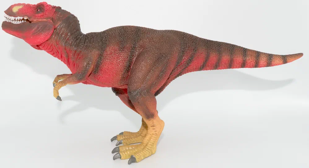 Maquette de dinosaure T-Rex rouge et marron sur fond blanc