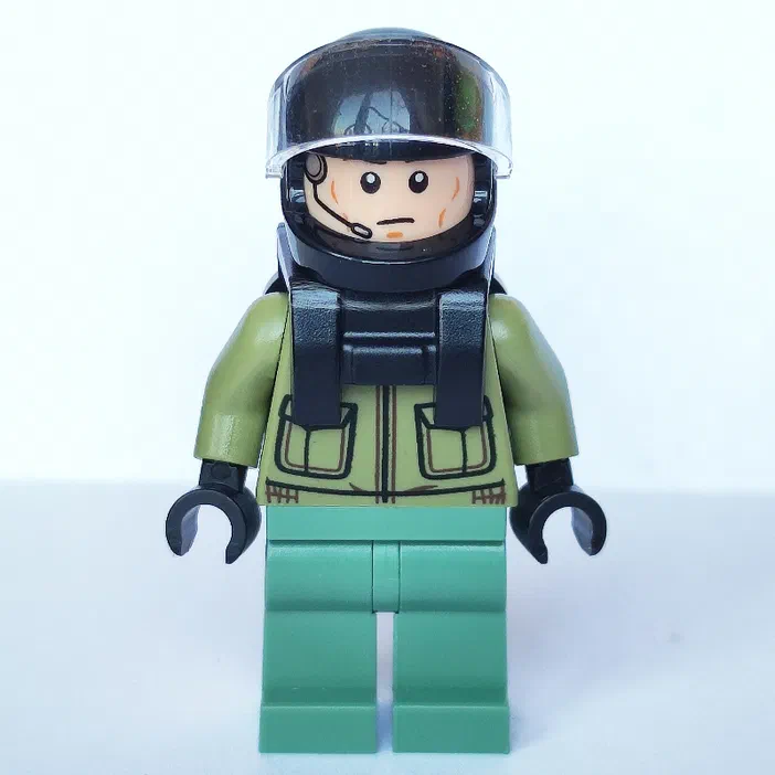 Minifigurine LEGO Jurassic World avec casque transparent et combinaison verte.