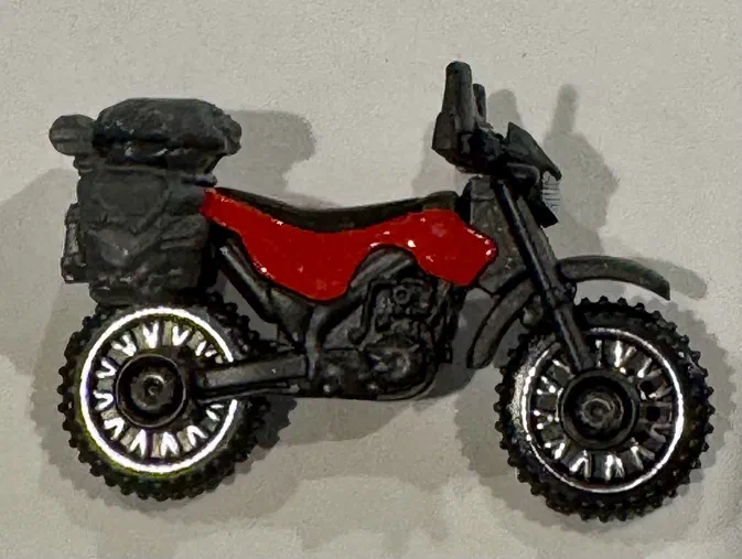 Vélo-moteur Speed Striker de Matchbox avec un siège rouge et des détails noirs