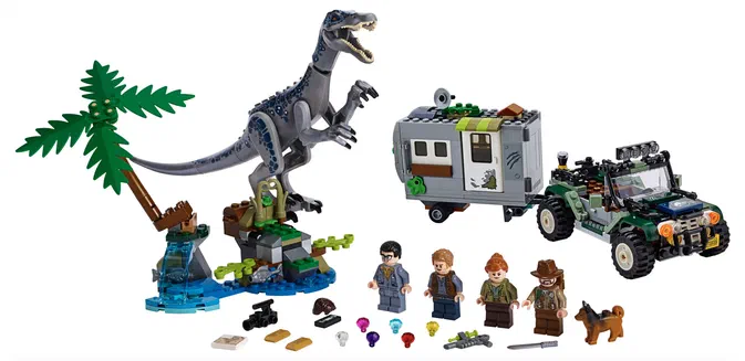 Ensemble de jeu LEGO Jurassic World avec un dinosaure Baryonyx gris et bleu sur une base bleue verte, un véhicule vert tirant une remorque grise, quatre personnages humains en costumes, un chien marron, des accessoires comme armes et outils.