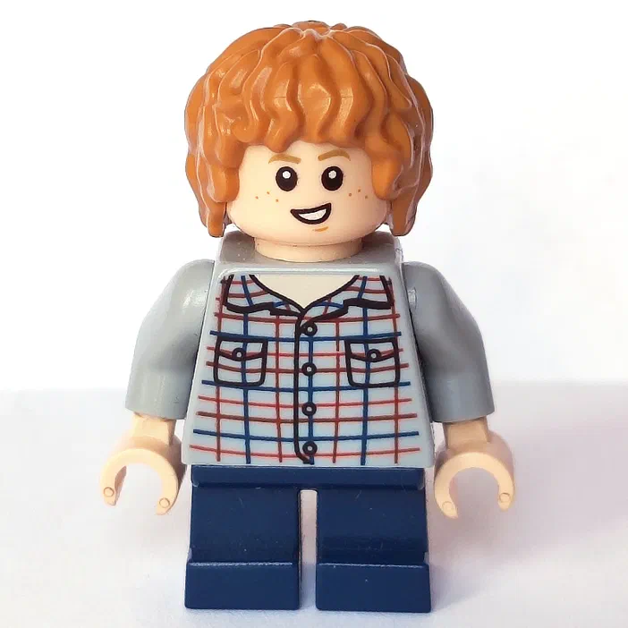 Minifigurine LEGO représentant Gray Mitchell avec des cheveux roux bouclés et un chemisier à carreaux bleu et rouge.
