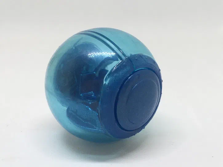 Gyrosphere Matchbox bleu translucide avec une base circulaire sombre