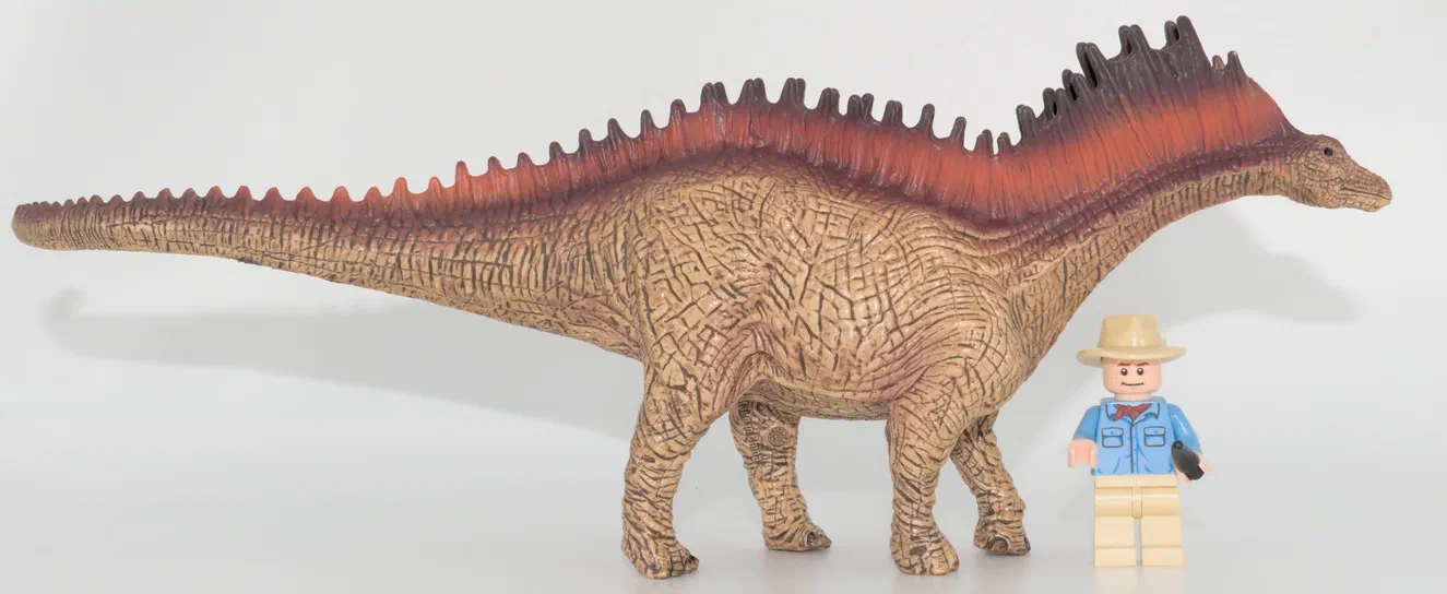 Un jouet de dinosaure à dos épineux avec une figurine LEGO.