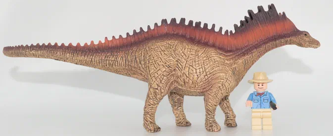 Un jouet de dinosaure à dos épineux avec une figurine LEGO.