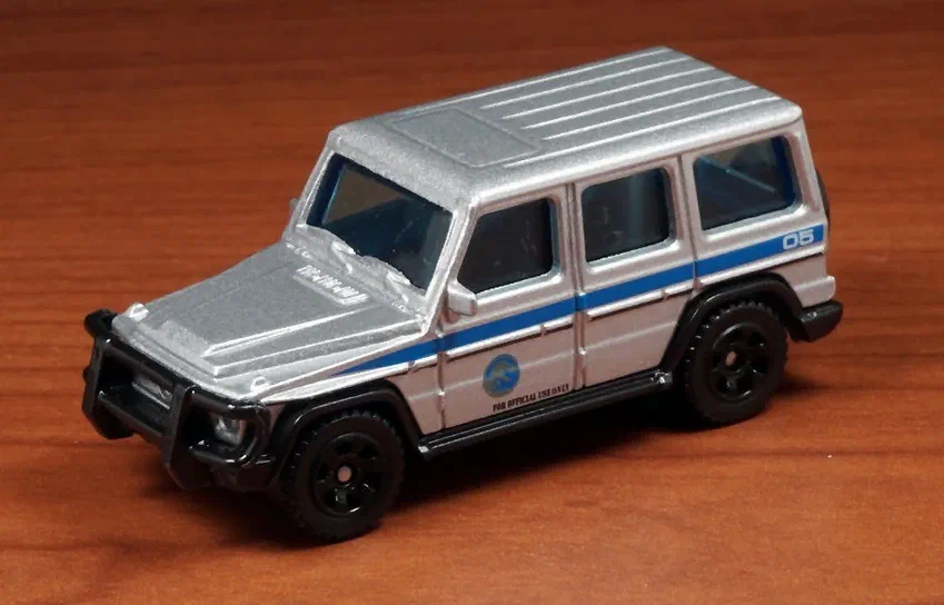 Voiture de collection Matchbox Mercedes-Benz G550 argentée avec une bande bleue et le numéro 05.