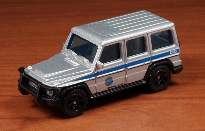 Voiture de collection Matchbox Mercedes-Benz G550 argentée avec une bande bleue et le numéro 05.