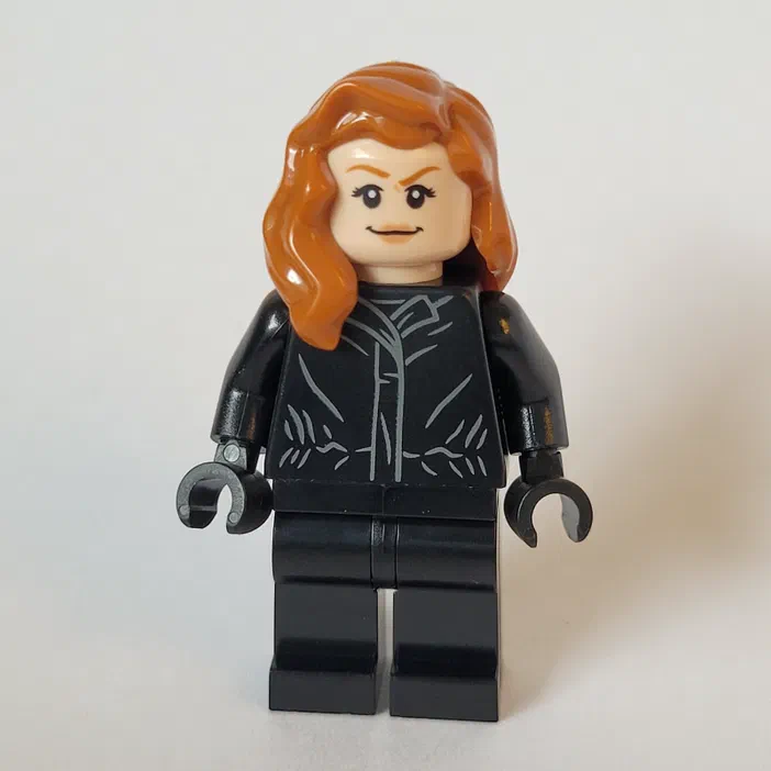 Minifigurine LEGO Claire Dearing vêtue d'un costume noir avec des cheveux roux.