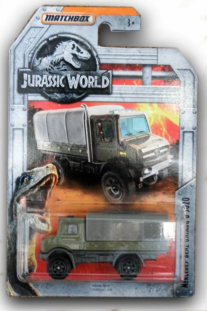 Packaging Matchbox de la voiture Mercedes-Benz Unimog U 5020 (Jurassic World) avec une dinosaure en bas à gauche.