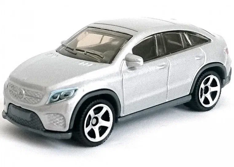 Voiture de collection Mercedes-Benz GLE Coupe argentée sur fond blanc.