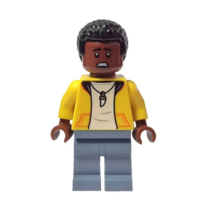 Minifigurine LEGO de Jurassic World, portant une veste jaune et un collier avec un os.