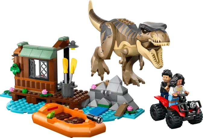 Ensemble de construction LEGO Jurassic World avec un T-Rex, une cabane sur l'eau, un canot orange et deux personnages à moto.