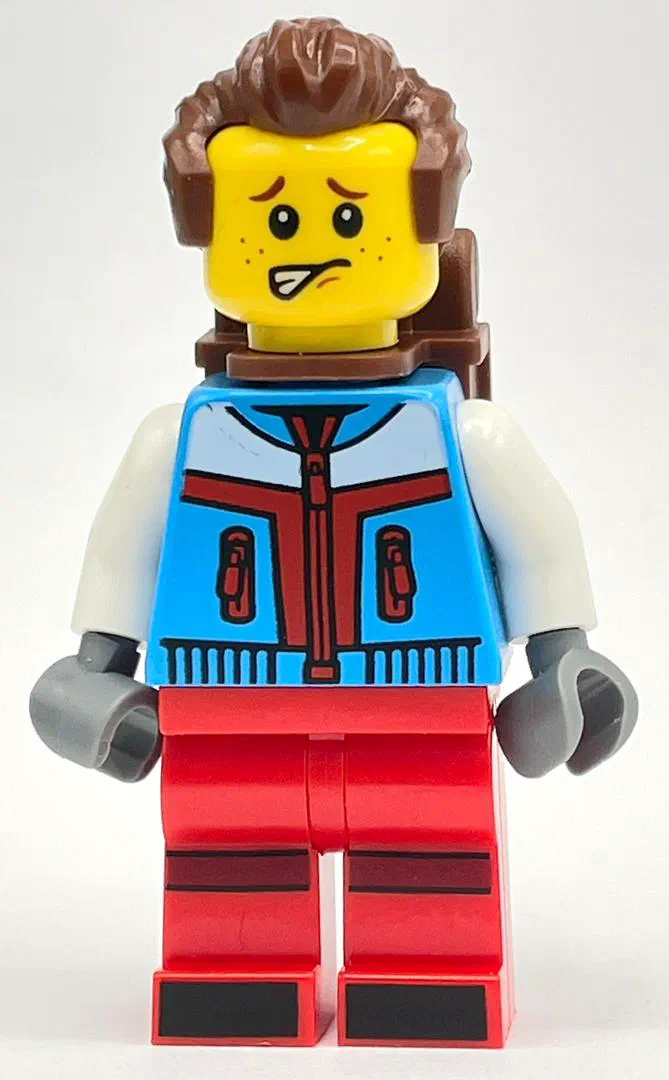 Minifigurine LEGO avec une expression triste et des cheveux bruns.