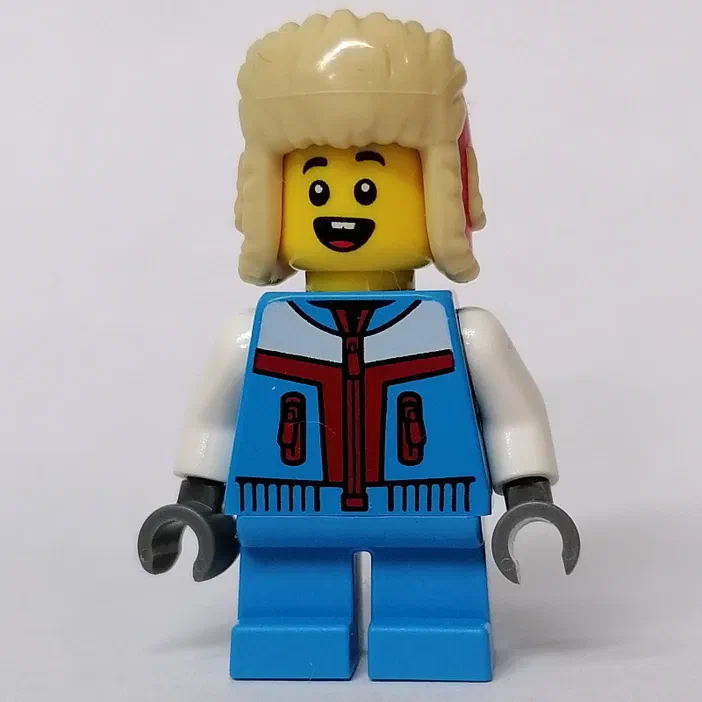 Minifigurine LEGO avec un bonnet beige, une veste bleue et des bras blancs.