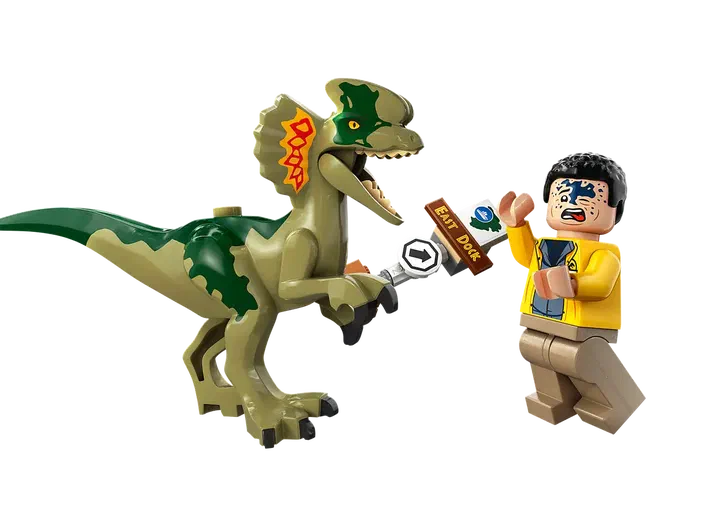 Un dinosaure LEGO vert et beige avec des marques orange menace un minifigurine LEGO en chemise jaune qui tient une pancarte 'East Dock'.