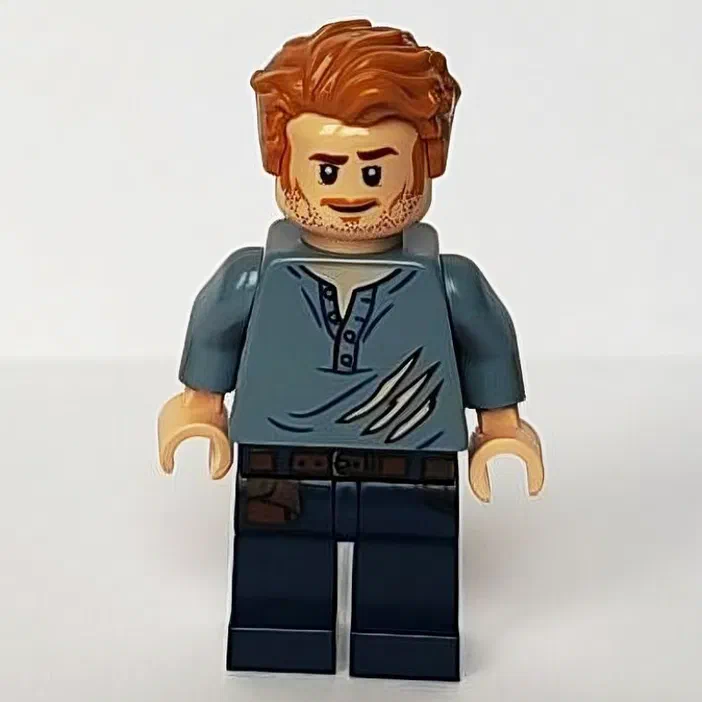 Minifigurine de Owen Grady avec une chemise bleue déchirée et des marques d'ongles.