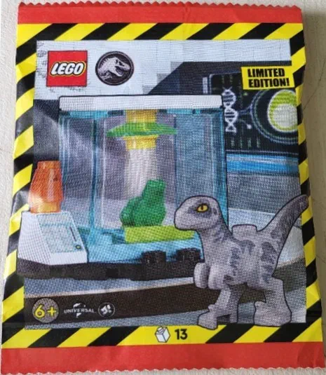 Image d'un ensemble LEGO Jurassic World Raptor Breakout avec un dinosaure gris et une vitrine de laboratoire.