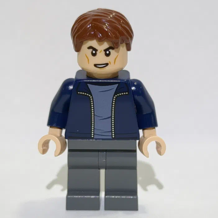 Minifigurine LEGO de garde du jeu Jurassic World avec une expression sérieuse.