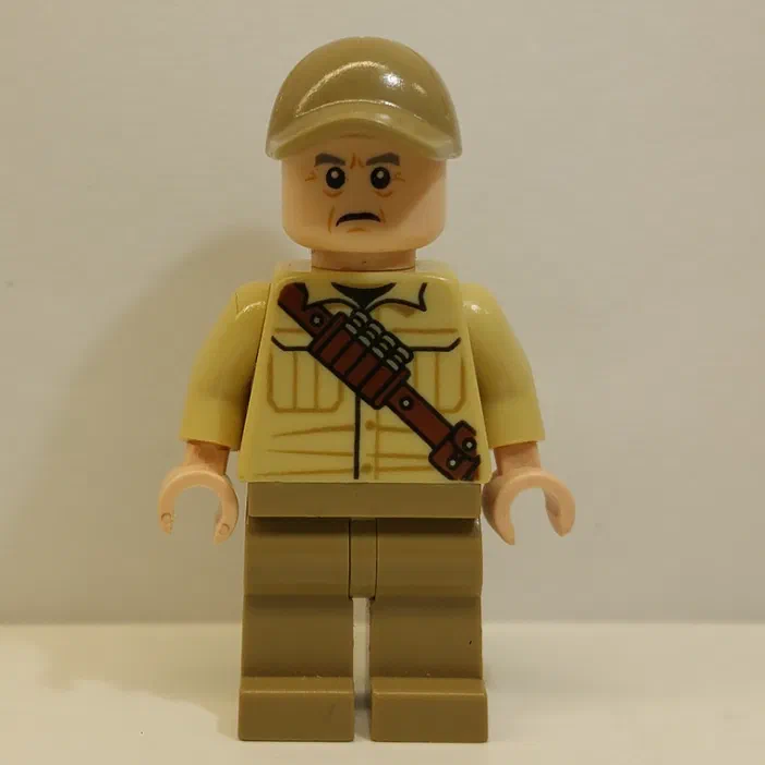 Minifigurine LEGO Ken Wheatley de Jurassic World, vêtue d'un uniforme beige avec une ceinture et un casque.