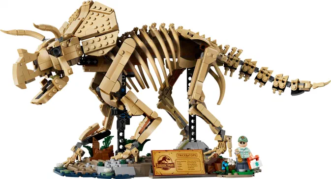 Un squelette de Tricératops en briques LEGO avec un personnage et une plaque Jurassic World