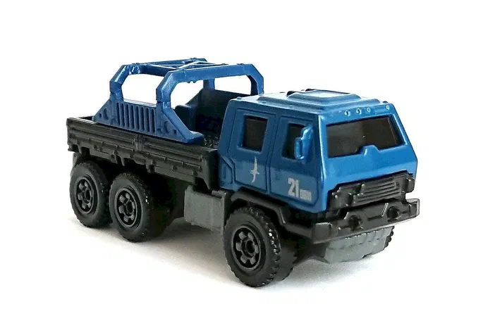Camion Matchbox bleu Off-Road Rescue Rig (JGL25) avec cabine et benne noire.