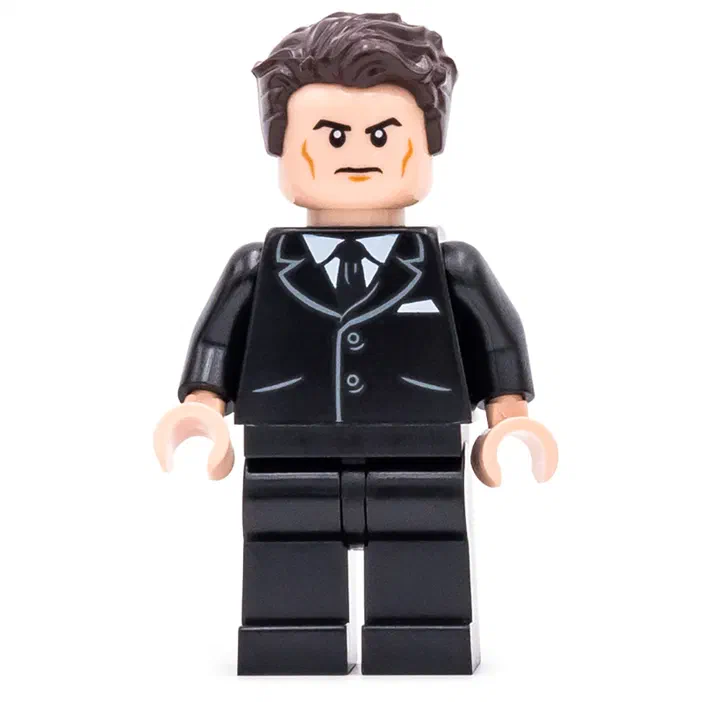 Minifigurine LEGO d'Eli Mills de Jurassic World dans un costume noir.