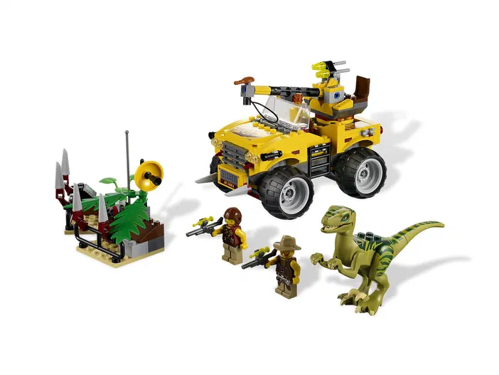 Jeu de construction LEGO Raptor Chase avec un véhicule jaune, deux minifigurines et une dinosaure verte.