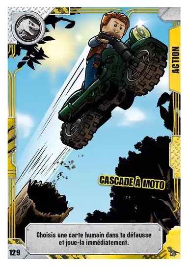 Carte LEGO Jurassic World n°129 : un minifigurine effectue une cascade à moto verte dans les airs.