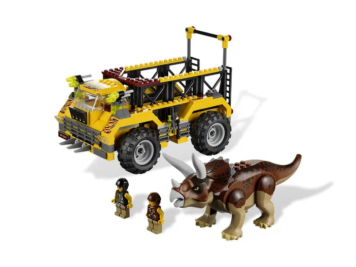 Un véhicule jaune de type Triceratops Trapper avec un triceratops et deux minifigurines Lego.