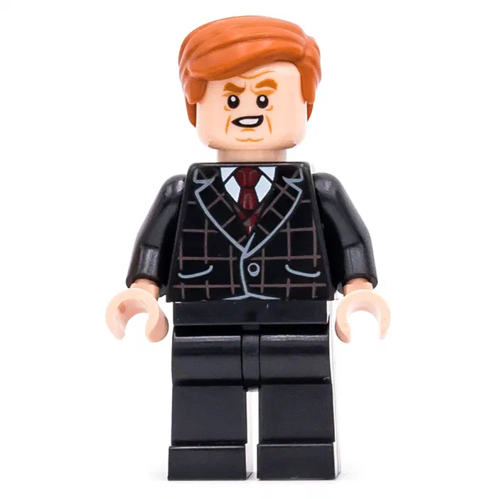 Gunnar Eversol minifigurine LEGO avec des cheveux roux et un costume noir à carreaux.