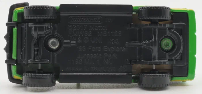 Véhicule Matchbox vert et noir de la collection Jurassic World vu par le dessous