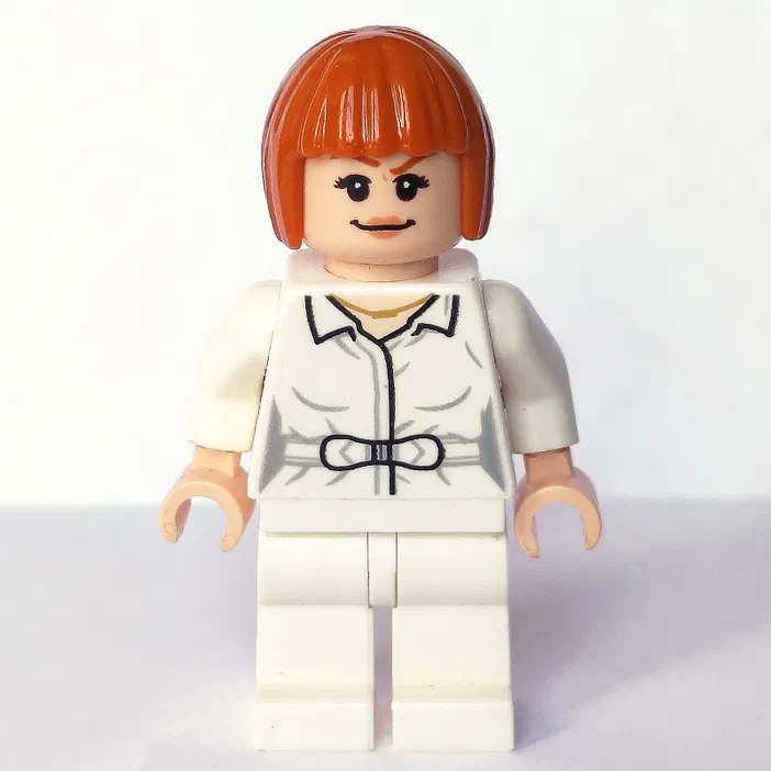 Minifigurine LEGO Claire Dearing vêtue d'un ensemble blanc avec une chemise ouverte.