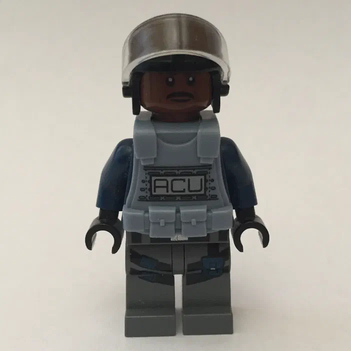 Minion de figurine LEGO représentant un soldat ACU avec une armure bleu sable et une peau brun rougeâtre.