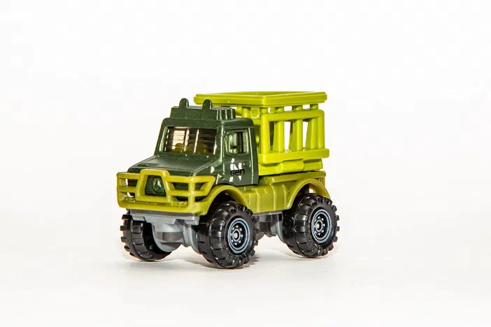 Petit camion vert et jaune Mercedes-Benz Unimog U1300 Terrain Trekkers jouet Matchbox avec gros pneus noirs
