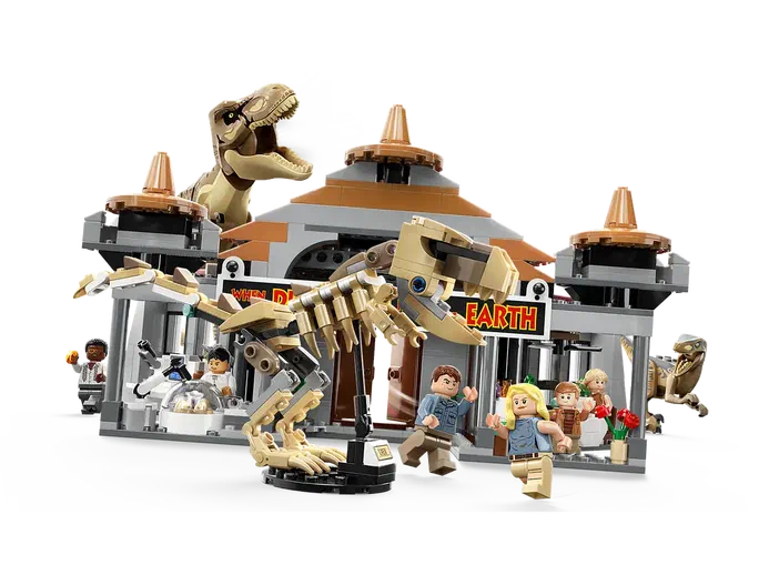 Ensemble de construction LEGO Jurassic World avec squelette dinosaure et personnages devant bâtiment